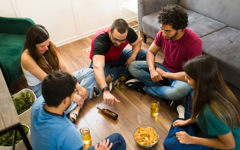 Vakarėlio žaidimas butelio sukimas